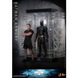 The Dark Knight Rises Movie Masterpiece akčná figúrkas & Diorama 1/6 Batman Armory with Bruce Wayne 30 cm